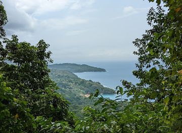 sao-tome-and-principe/praia-banana/attraction/o-que-pipi-waterfall