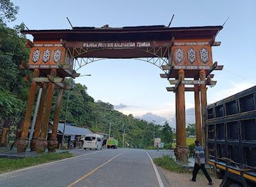 indonesia/west-kalimantan/attraction/provincial-boundary-marker-between-west-and-central-kalimantan