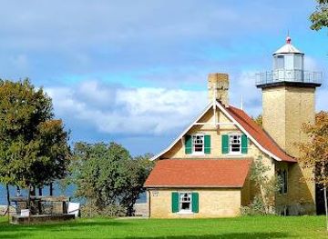 wisconsin/door-county/attraction/eagle-bluff-lighthouse