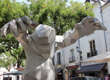 france/tours/place-plumereau/attraction/le-monstre-xavier-veilhan