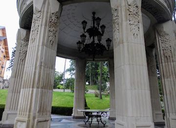 ukraine/kyiv-reservoir/attraction/altanka-s-tronom-dlya-korolya-i-korolevi