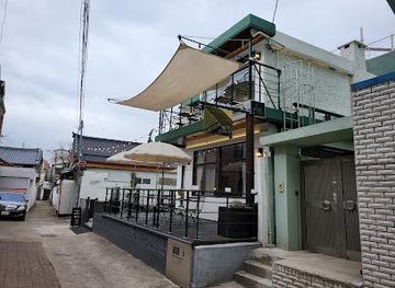 south-korea/gwangju/attraction/dongmyeong-dong-cafe-street