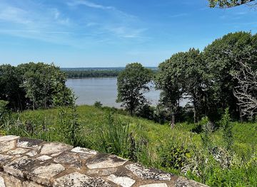 illinois/great-river-road/attraction/john-m-olin-nature-preserve-nature-institute