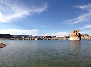 utah/lake-powell/attraction/lone-rock-beach