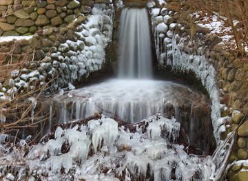 denmark/east-jutland/attraction/det-lille-vandfald-pa-varna-strand