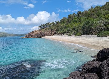 australia/whitsunday-islands/attraction/petranova-s-beach