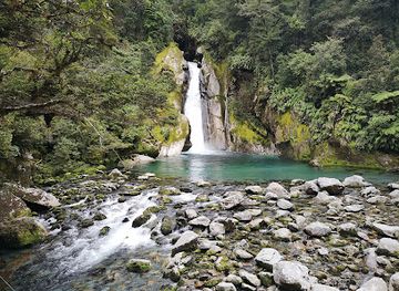 new-zealand/milford-sound/attraction/giant-gate-falls