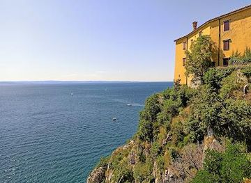 slovenia/postojna/attraction/duino-castle-devinski-grad