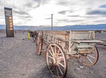 california/death-valley-national-park/attraction/stovepipe-wells-campground