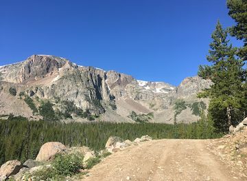 montana/beartooth-highway/attraction/glacier-lake-trailhead