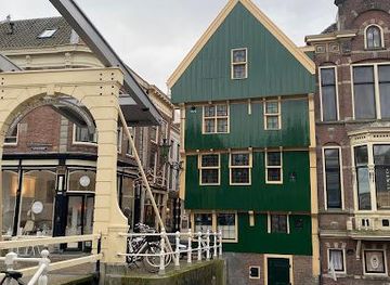 netherlands/amsterdam/attraction/house-with-bullet