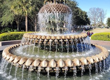 south-carolina/folly-beach/attraction/pineapple-fountain