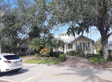 florida/naples-beach/attraction/naples-beach-wharf