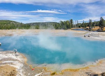 montana/yellowstone-national-park/attraction/biscuit-basin