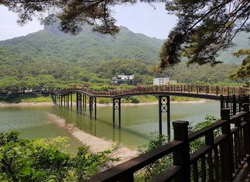 south-korea/naejangsan-national-park/attraction/Damyang-Ho-National-Tourist-Complex
