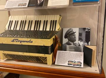 ohio/dundee-falls/attraction/toland-herzig-famous-endings-museum