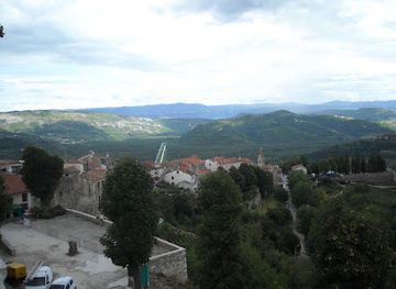 croatia/istrian-peninsula/attraction/paragliding-motovun