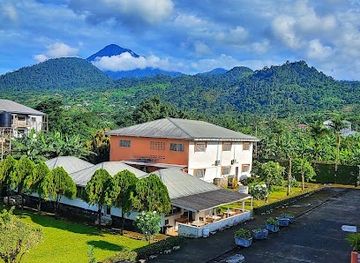 cameroon/west-region/attraction/mountain-hike-cameroon-randonnes-des-montagnes-cameroun