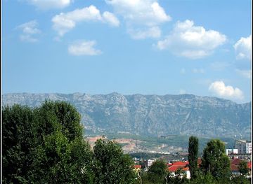 albania/mat/attraction/george-w-bush-statue