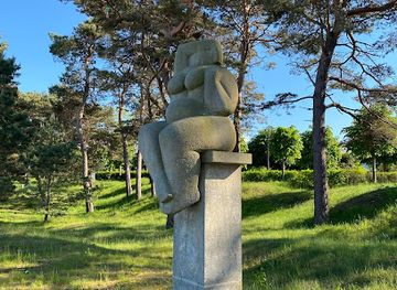 germany/rugen-island/attraction/strandbesucherin-plastik-in-den-dunen