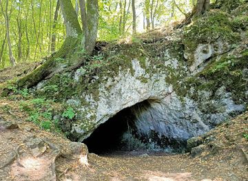 poland/holy-cross-mountains/attraction/jaskinia-pieklo-pod-skibami