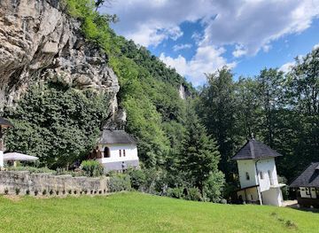 romania/buila-vanturarita-national-park/attraction/schitul-pahomie