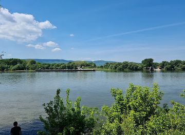 hungary/vac/attraction/zenepavilon