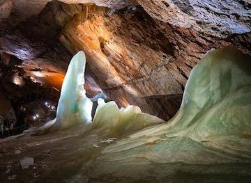 austria/hallstatt/attraction/dachstein-giant-ice-cave