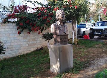 albania/delvina/attraction/statue-of-hillary-clinton