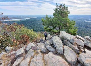 arkansas/pinnacle-mountain-state-park/attraction/pinnacle-mountain-east-summit-trailhead