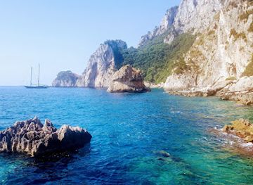 italy/capri/attraction/faraglioni-di-mezzo-o-saetta