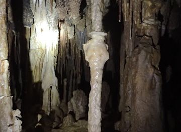 new-caledonia/ouvea-island/attraction/hulup-caves-grotte-kong-hulup