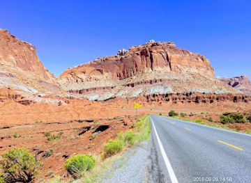 utah/torrey/attraction/hickman-bridge-rim-overlook-and-navajo-knobs-trailhead