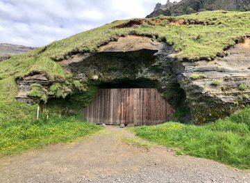 iceland/fimmvorduhals-pass/attraction/steinahellir-cave