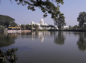 india/agartala/attraction/rajbari-lake-garden