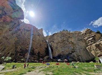pakistan/northern-areas/attraction/khamosh-waterfall