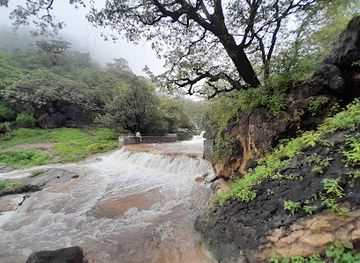 oman/mirbat/attraction/shawny-waterfall