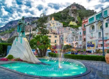 italy/amalfi/attraction/statue-dedicated-to-flavio-gioia-amalfi