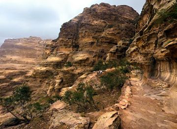 jordan/wadi-ghuweir/attraction/back-door-hiking-route-to-the-monastery