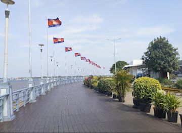 cambodia/phnom-penh/attraction/riverside-deck-promenade
