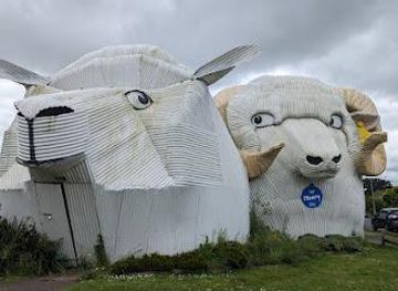 new-zealand/hamilton/attraction/big-dog-and-sheep