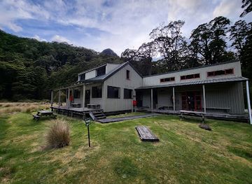 new-zealand/fiordland-national-park/attraction/iris-burn-hut