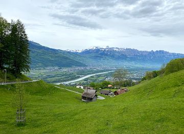 liechtenstein/malbun/attraction/sitzbank-in-der-hohe-mit-sehr-schoner-aussicht-auf-das-rheintal