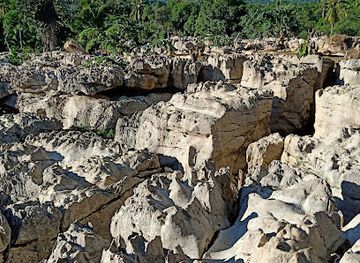 philippines/visayas/attraction/mahayahay-natural-rock-formation