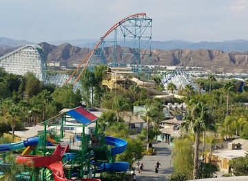 california/santa-clarita/valencia/attraction/six-flags-hurricane-harbor-los-angeles