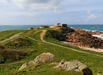 guernsey/brecqhou/attraction/fort-hommet