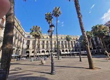 spain/barcelona/attraction/placa-reial