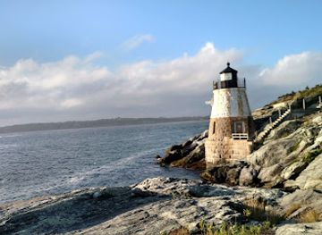 rhode-island/newport-cliff-walk/attraction/castle-hill-lighthouse