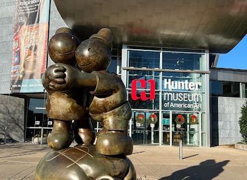 tennessee/chattanooga-riverfront/attraction/tom-otterness-b-1952-free-money-2001-bronze-3-3-cast-2006