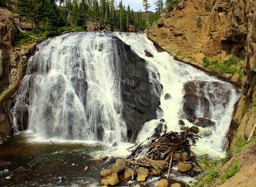 montana/yellowstone-national-park/attraction/gibbon-falls